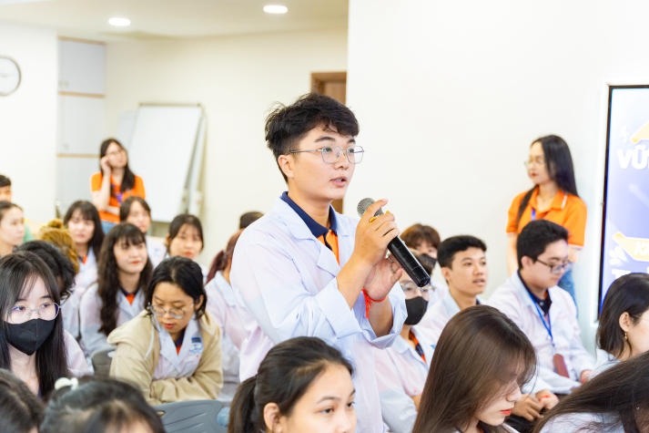 Sinh viên Khoa Dược HUTECH tìm hiểu nghề tại FPT Long Châu 111