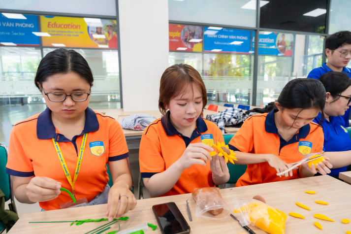 Biến đất sét thành đóa hoa biết nói, sinh viên Khoa Thú y - Chăn nuôi trao yêu thương đến phái nữ 35