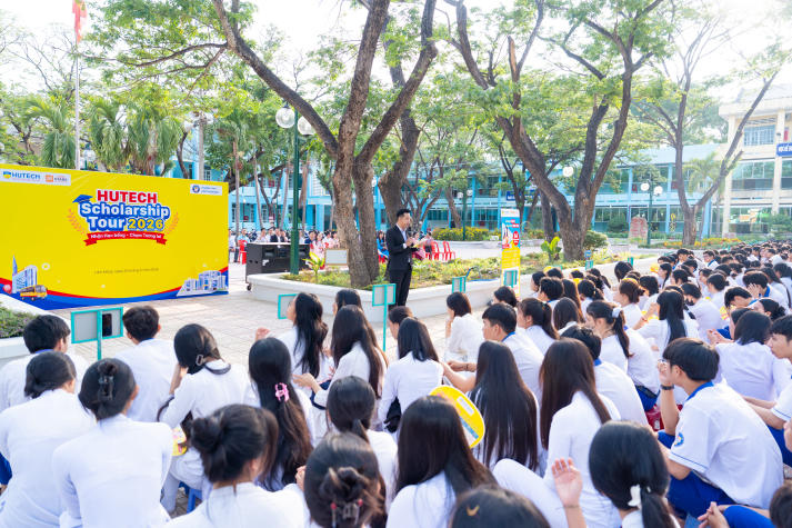 [Video] HUTECH Scholarship Tour 2026 “đổ bộ” THPT Hàm Thuận Bắc, tiếp sức sĩ tử chạm ngưỡng đại học 48
