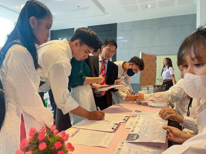 Giảng viên và sinh viên Khoa Tiếng Anh HUTECH tham dự chương trình trao đổi học thuật và văn hóa tại Thái Lan 18