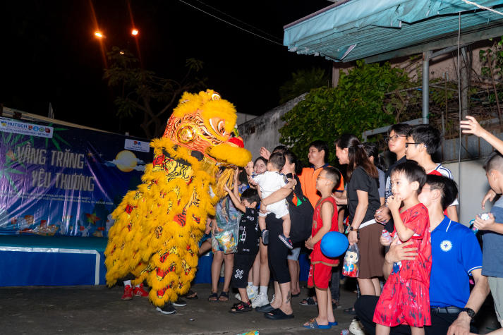 Sinh viên Khoa Thú y và hành trình thắp sáng “Vầng trăng tuổi thơ” 2025 142