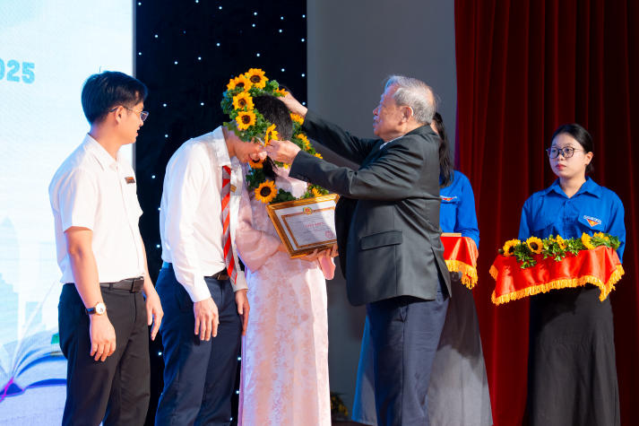 Cất lời tri ân: HUTECH và câu chuyện 20/11 qua “Điều thầy cô muốn nói” 220