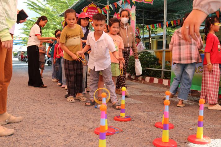 Hành trình tuổi trẻ HUTECH gieo yêu thương, nâng bước em đến lớp 42