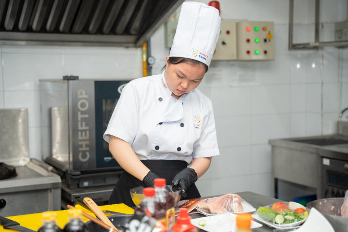 Sinh viên ngành Quản trị nhà hàng và dịch vụ ăn uống trải nghiệm làm bánh mì “signature” cùng chuyên gia 120