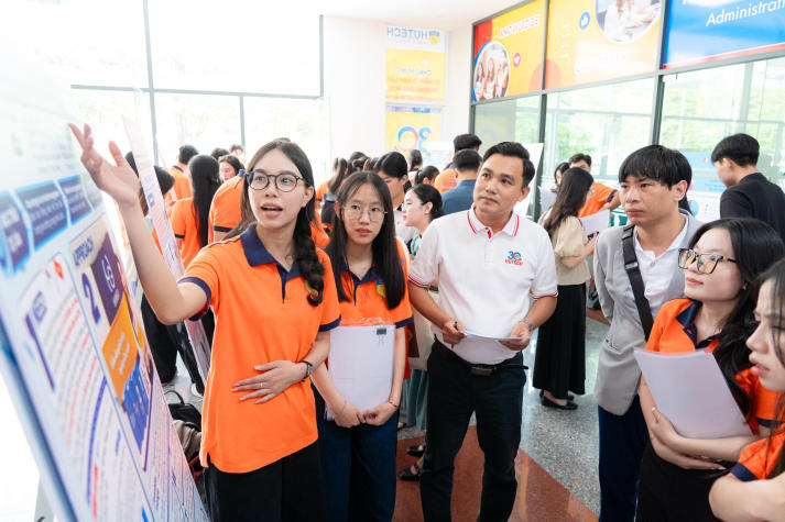 Sinh viên VKIT Khóa 21 trình làng loạt ý tưởng sáng tạo tại Triển lãm Poster 58