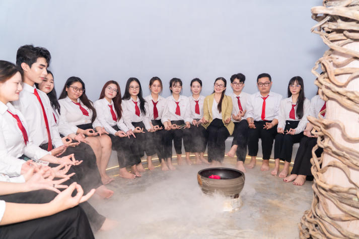 Sinh viên Quản trị khách sạn trải nghiệm mô hình chăm sóc sức khỏe tại Carezone 45