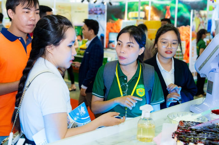 Sinh viên ngành Công nghệ thực phẩm HUTECH khám phá ngành Công nghiệp thực phẩm tại triển lãm “Vietnam Foodexpo 2023” 49