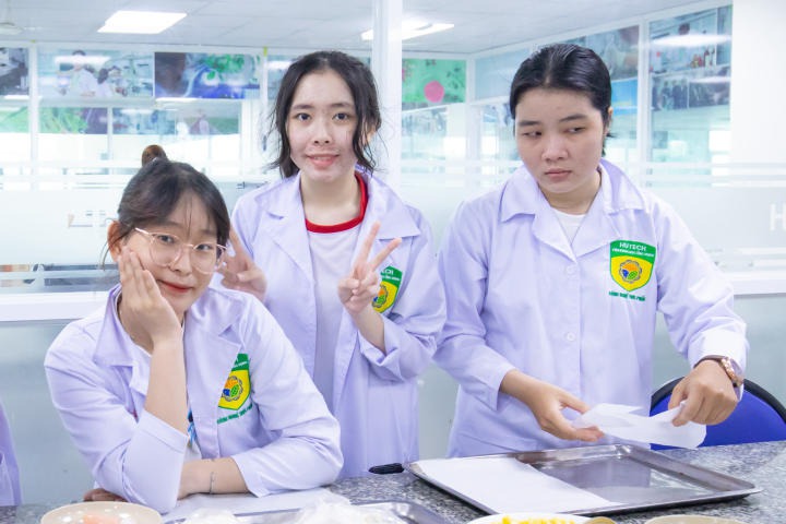 Sinh viên ngành Viện Khoa học Ứng dụng HUTECH trổ tài làm pizza mừng ngày Phụ nữ Việt Nam 25