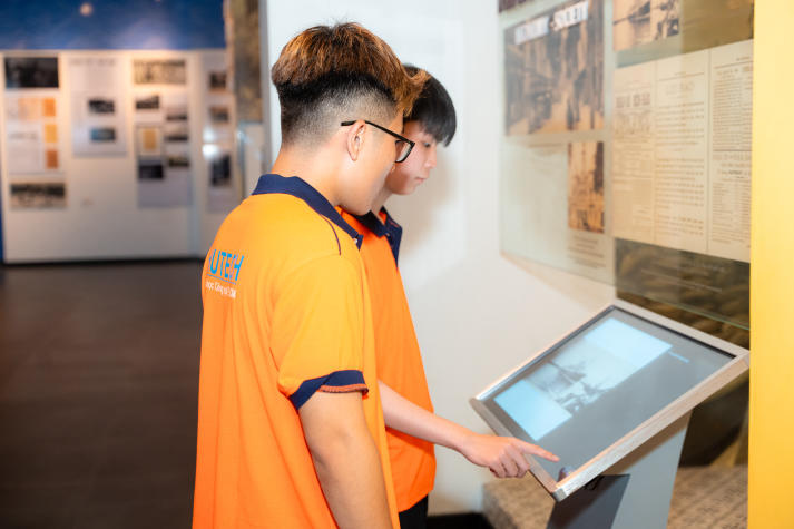 [Ảnh] Sinh viên Khoa Marketing - Kinh doanh quốc khám phá lịch sử, bồi đắp lý tưởng sống trên hành trình về nguồn 78