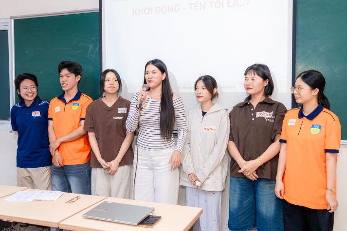 Tự tin cất tiếng nói, sinh viên HUTECH chinh phục kỹ năng thuyết trình trước đám đông 28