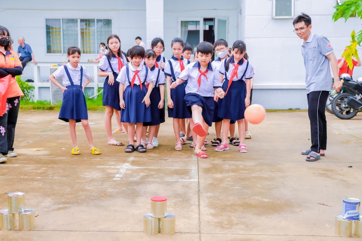 CLB Nhiếp ảnh và CLB Tình nguyện cộng đồng chung tay mang “Mùa hè yêu thương” đến với các em nhỏ 134