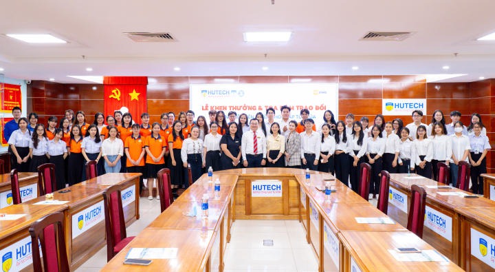 Bạn Nguyễn Hồng Đức và 40 sinh viên tiêu biểu HKI năm học 2022 - 2023 được Khoa Dược tuyên dương, khen thưởng 100