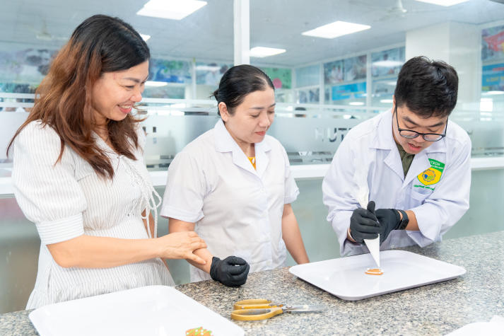 [Video] Sinh viên Công nghệ thực phẩm HUTECH trải nghiệm làm bánh quy gừng, lan tỏa sắc màu Giáng sinh 61