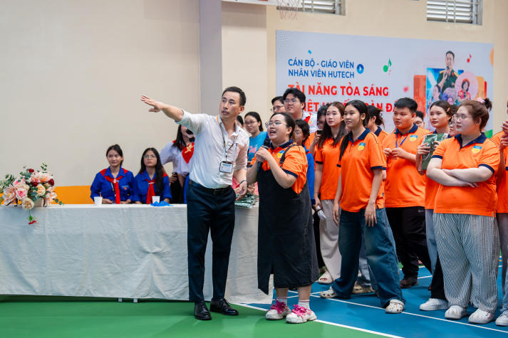 [Ảnh] Chương trình giao lưu “siêu nhiệt” của sinh viên Khoa Quản trị Du lịch - Nhà hàng - Khách sạn 86