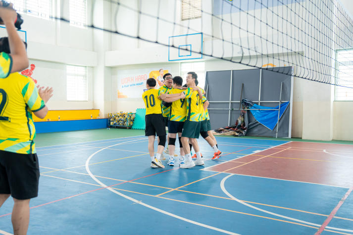 [Hội thao CB-GV-NV HUTECH 2025]: TT.TVTS-TT.TrT-TT.Mar-PTTH, P.ĐT-P.KT-TT.DHS bảo vệ thành công ngôi vương Bóng chuyền nam, nữ 55