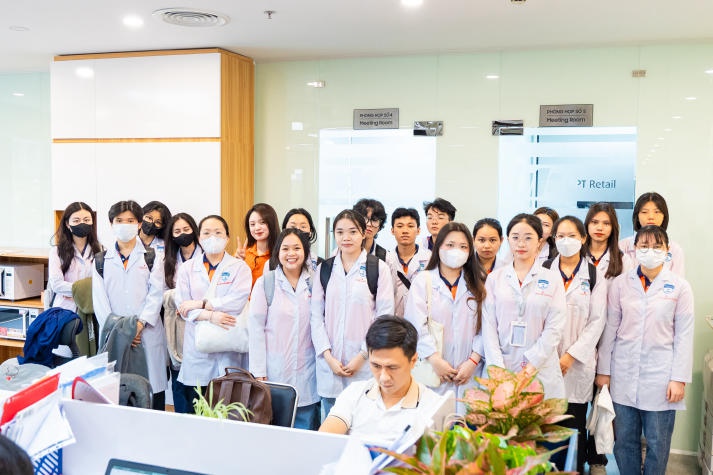 Sinh viên Khoa Dược HUTECH tìm hiểu nghề tại FPT Long Châu 86