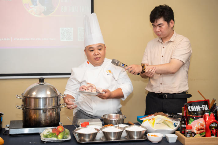 Sinh viên ngành Quản trị nhà hàng và dịch vụ ăn uống trải nghiệm làm bánh mì “signature” cùng chuyên gia 78