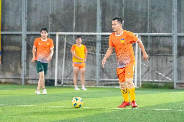 [Hội thao CB-GV-NV HUTECH 2025]: Rực lửa với những cuộc rượt đuổi tỷ số bộ môn Bóng đá nam 30