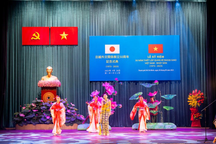 Khoa Nhật Bản học HUTECH tham dự Lễ kỷ niệm 50 năm quan hệ ngoại giao Việt - Nhật tại Nhà hát Thành phố 72