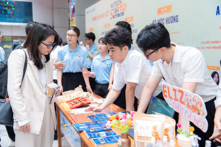 Chung kết HUTECH Startup Wings 2026: Con kê từ bùn thải và xỉ lò cao giành ngôi vị Quán quân 303