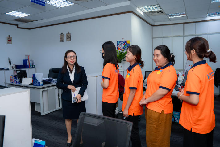 Bước vào “hậu trường” ngân hàng: Sinh viên Khoa Tài chính - Thương mại học nghề tại VRB 4