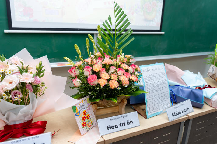 [Ảnh] Tri ân người lái đò: Hoa thay lời cảm mến của sinh viên Trung Quốc học trong ngày Nhà giáo Việt Nam 79