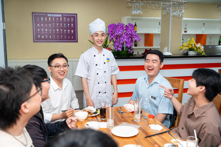 [Hướng nghiệp 2026] Quản trị nhà hàng và dịch vụ ăn uống tiếp tục “lên ngôi” khi du lịch & ẩm thực phát triển mạnh 76