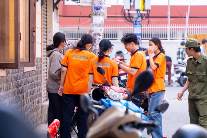 Đoàn Thanh niên HUTECH tổ chức hoạt động tình nguyện xoá gỡ quảng cáo tín dụng đen, trái quy định 24