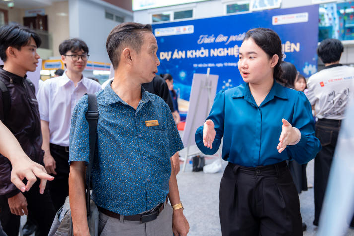 [Video] Hơn 77 dự án của sinh viên VKIT “đổ bộ” triển lãm poster với nhiều ý tưởng chạm thực tiễn 86