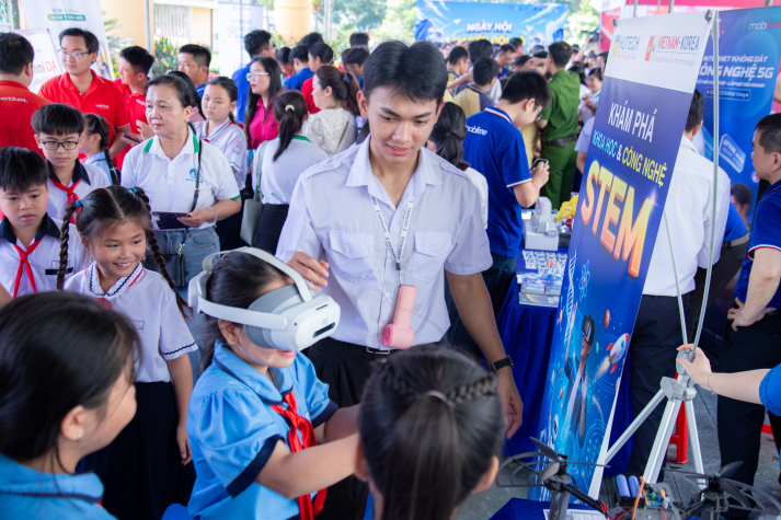 HUTECH mang trải nghiệm STEM đến Ngày hội Chuyển đổi số xã Tân Nhựt (TP.HCM) 48