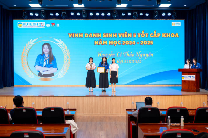 Khoa Dược HUTECH tổng kết phong trào sinh viên và tiếp lửa hành trình năm học mới 51