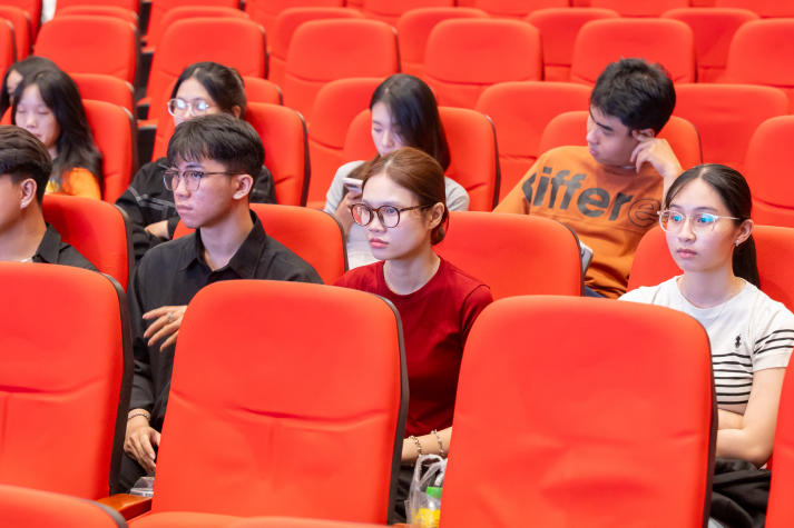 Học hỏi kinh nghiệm cùng chuyên gia Kompa Technology, PR-ers HUTECH “đọc vị” khách hàng trong kỷ nguyên số 21