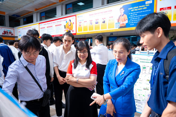Sinh viên HUTECH “ươm” ý tưởng xanh từ những bài toán của thành phố 46