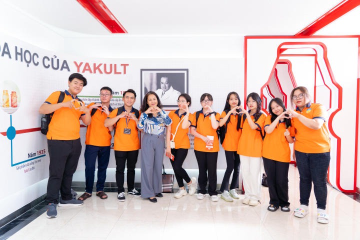 Sinh viên năm nhất ngành Công nghệ thực phẩm HUTECH khám phá dây chuyền sản xuất tại Yakult 59