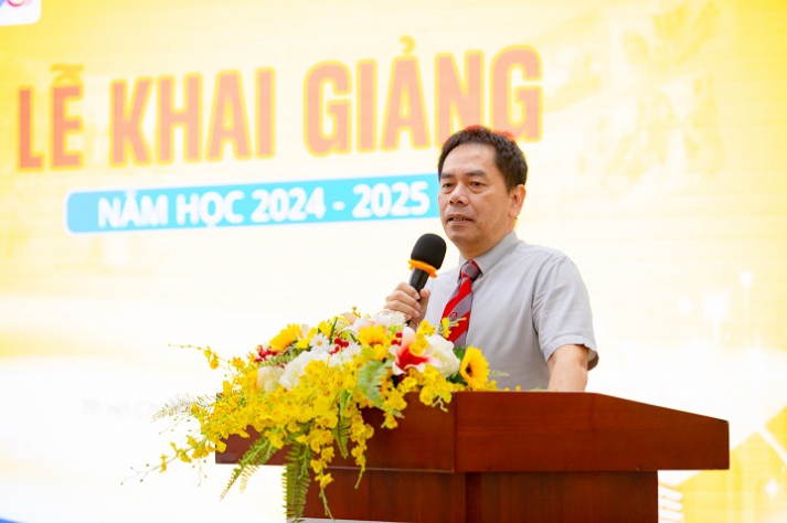 President Ho Dac Loc emphasizes patriotism, compassion, and integrity at new academic year opening ceremony 18