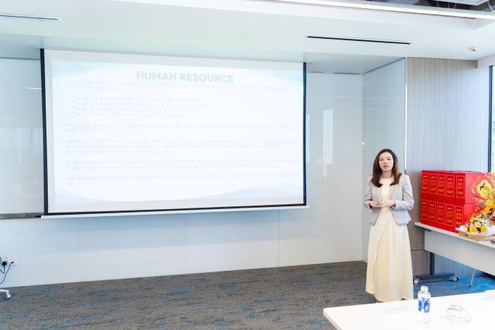 Sinh viên Khoa Hàn Quốc học HUTECH học gì tại Ngân hàng KEB Hana? 54