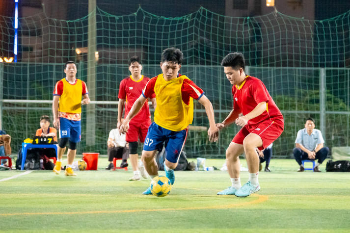 [Hội thao CB-GV-NV HUTECH 2025]: Bóng đá nam xác định hai đội tranh ngôi vô địch 92
