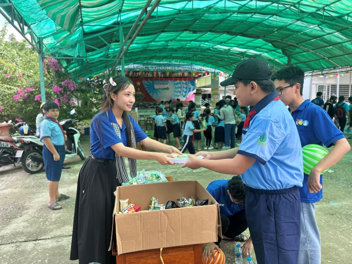 Mùa hè xanh HUTECH 2025 mặt trận Đồng Tháp: Hành trình trưởng thành, gắn kết và lan tỏa yêu thương 81