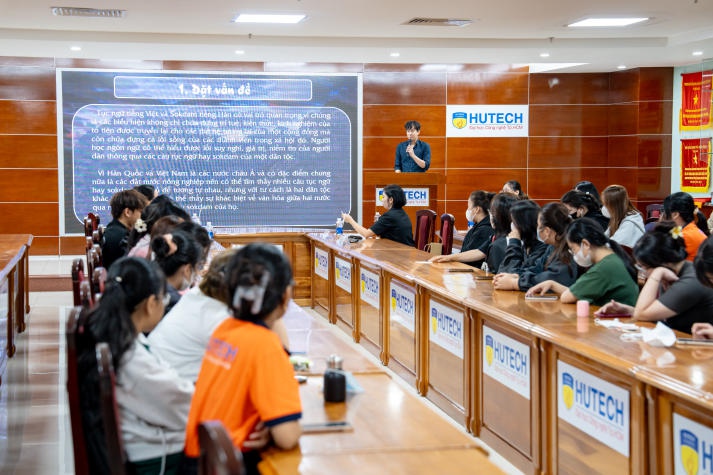Sinh viên Khoa Hàn Quốc học tìm hiểu chương trình đào tạo ngành Ngôn ngữ Hàn Quốc 63