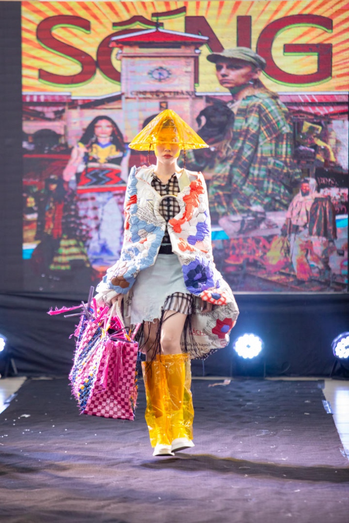 [Video] Đem bọ cánh cứng và người vô gia cư vào đồ án tốt nghiệp, 02 sinh viên ngành Thiết kế thời trang HUTECH “cán đích” thủ khoa và á khoa 229