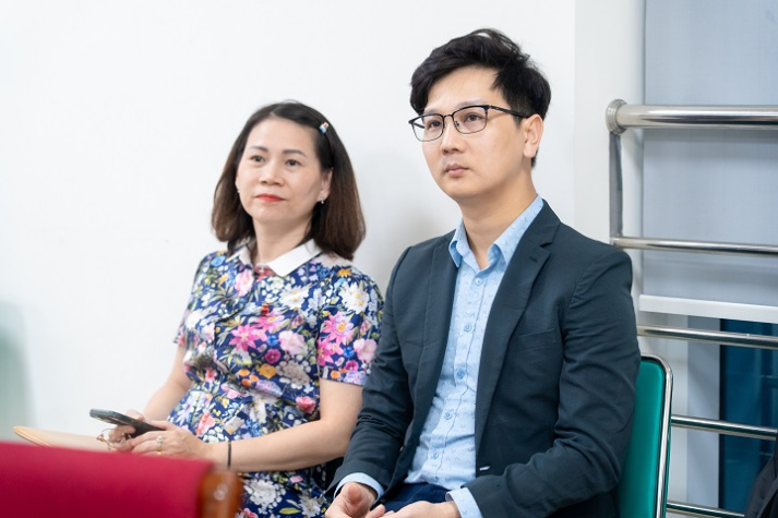 Business Administration students approach global economic policy with expert from Marquette University 40