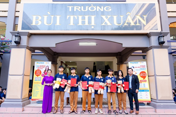 [Video] HUTECH Scholarship Tour 2025: 9 tỉnh thành, 2.000 học bổng và hàng ngàn ước mơ được chắp cánh 43