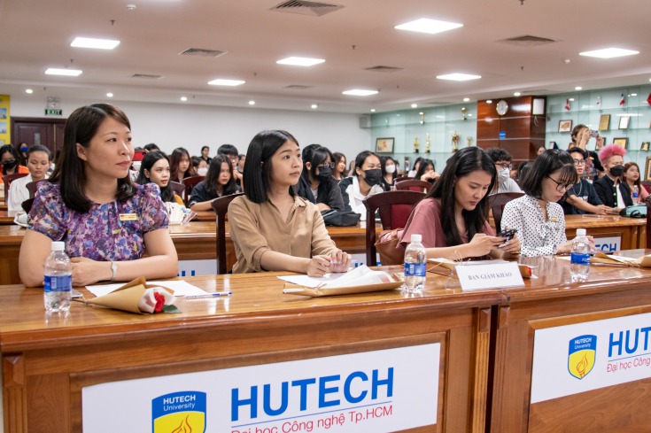 Khoa Trung Quốc học HUTECH tổ chức văn nghệ chào mừng ngày Phụ nữ Việt Nam  20/10 26