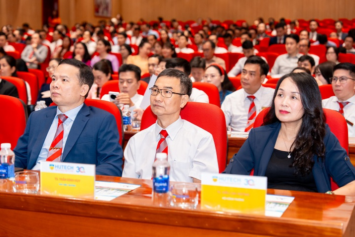 HUTECH opens the 2025-2026 academic year alongside the national celebration of 80 years of Vietnam’s education 78