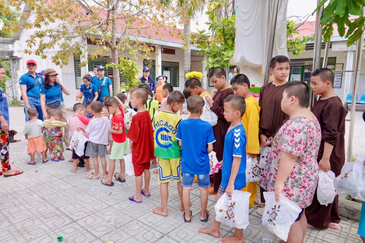 Giảng viên Khoa Tiếng Anh trao gửi yêu thương tại Mái ấm Mây ngàn (Tây Ninh) 29