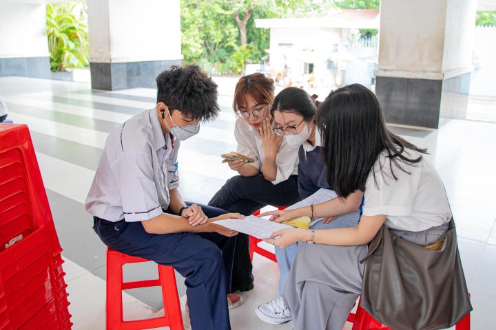Sinh viên Tâm lý học HUTECH chia sẻ về tâm lý chọn ngành đại học cùng học sinh trường THPT Nguyễn Hữu Thọ 66