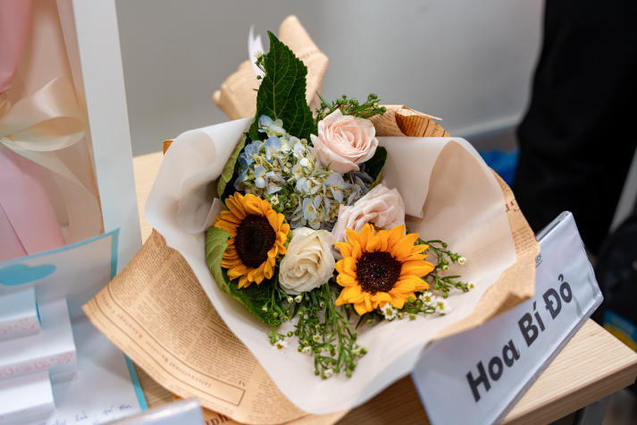 [Ảnh] Tri ân người lái đò: Hoa thay lời cảm mến của sinh viên Trung Quốc học trong ngày Nhà giáo Việt Nam 86