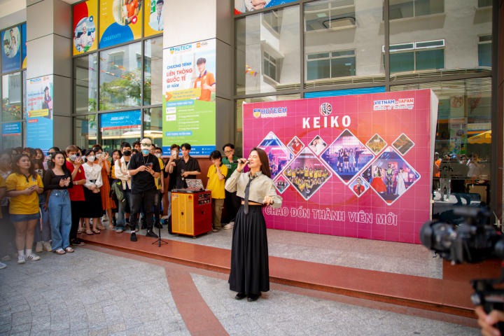 Ca sĩ Hà Nhi khuấy đảo sân trường HUTECH qua buổi chào đón thành viên mới của CLB Keiko 76