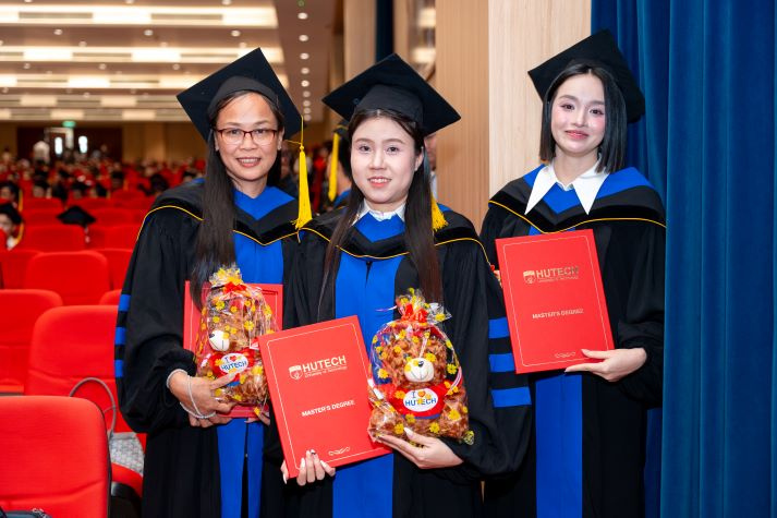 Lễ trao bằng tốt nghiệp HUTECH: Vinh danh nghị lực học tập vượt giới hạn thời gian và tuổi tác 49