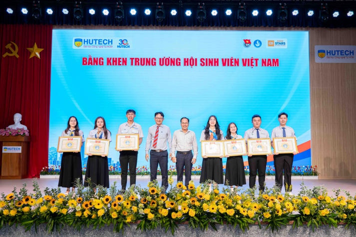 HUTECH vinh danh những "ngôi sao" trong công tác Đoàn - Hội và phong trào thanh niên năm học 2023-2024 45